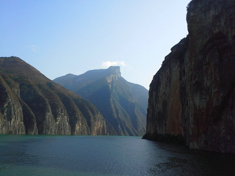 宜昌到奉节长江三峡瞿塘峡，十元人民币上的风景