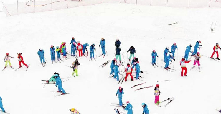 宜昌滑雪旅游专线车开通，可到神农架五峰百里荒绿葱坡滑雪场旅游