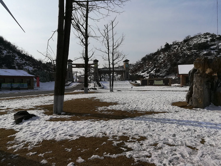 到百里荒滑雪场，住景区酒店红叶客栈和云上居，赠送早晚场滑雪场，早场滑雪时间8:00--10:00 ，晚场滑雪时间为18:00--20:00.