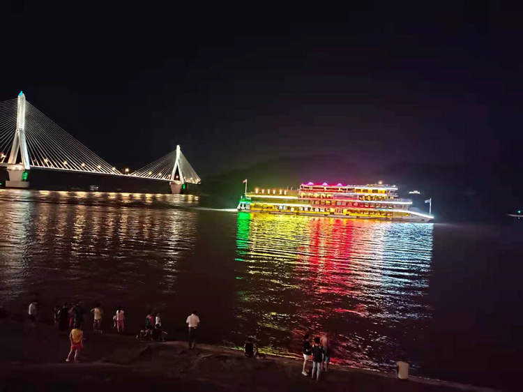 宜昌升级夜游景观，让长江夜游船成为城市移动地标 